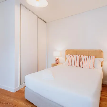 Mary Orange - No 232 1 - Stylish & Bright Two-bedroom * Lisbon